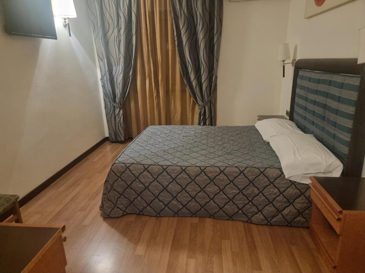 Letto o letti in una camera di Hotel Ares