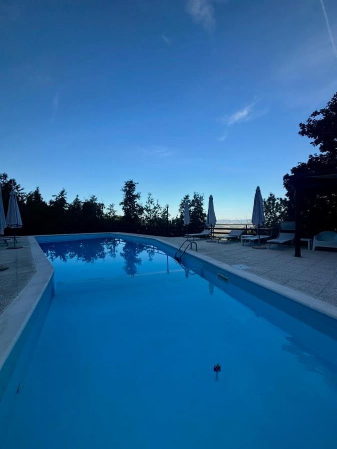 Piscina di Agriturismo Tra Le Colline o nelle vicinanze