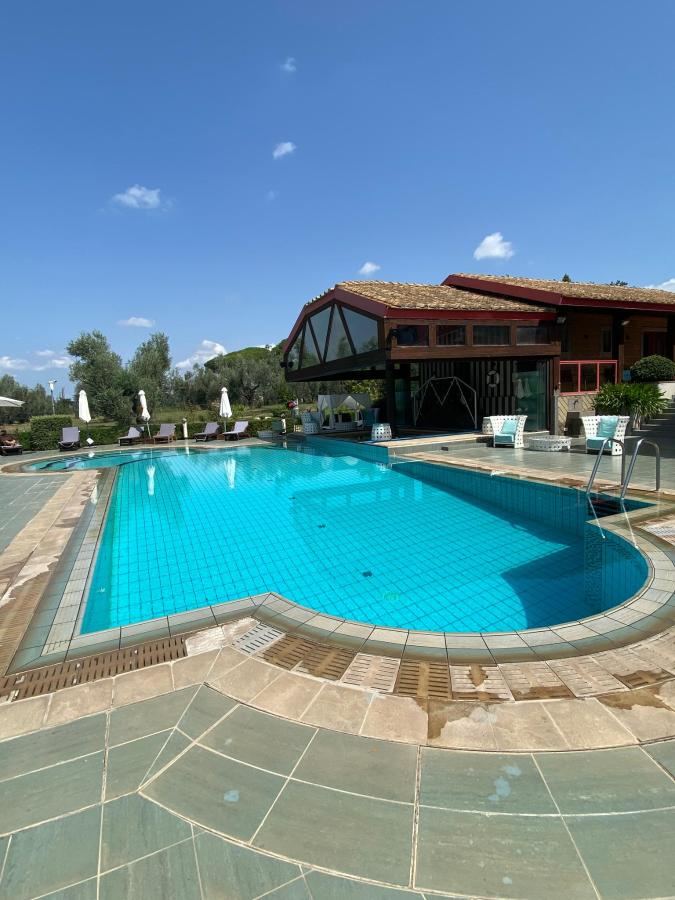Piscina di Traldi Resort o nelle vicinanze