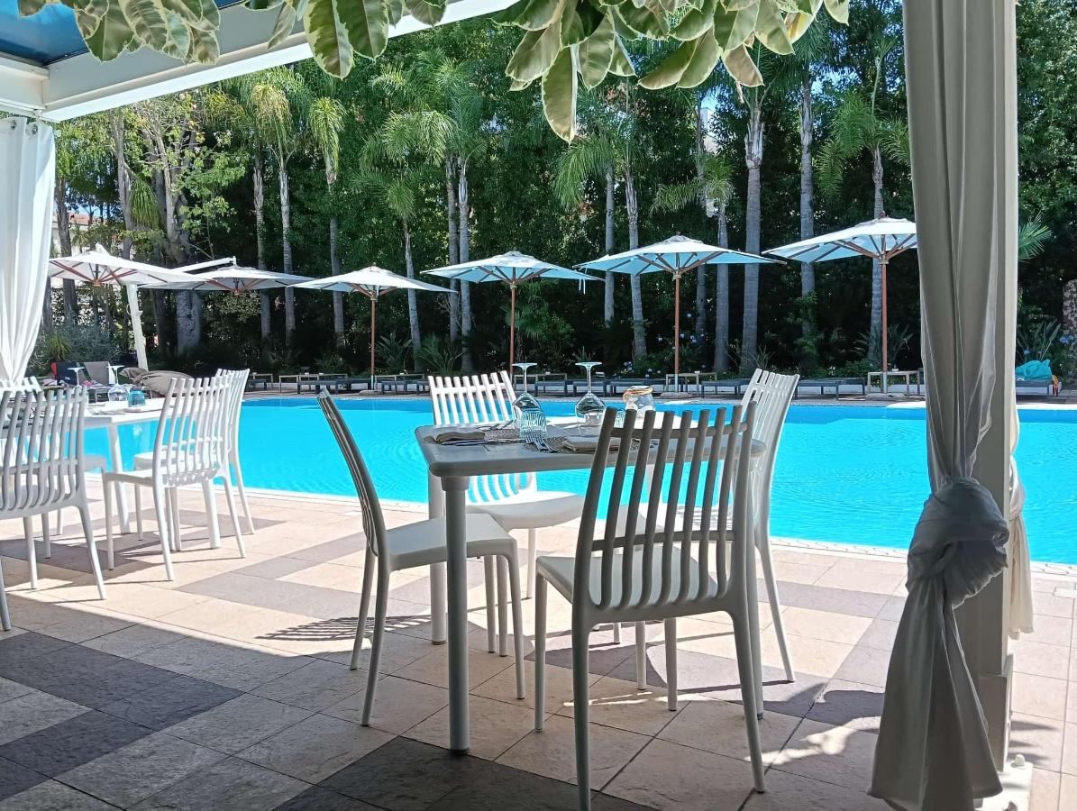 Piscina di Hotel Ares o nelle vicinanze