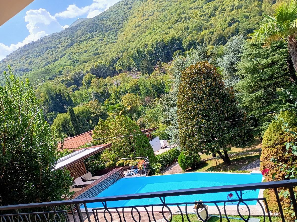 Vista generica sulle montagne o vista sulle montagne dall'interno del bed & breakfast