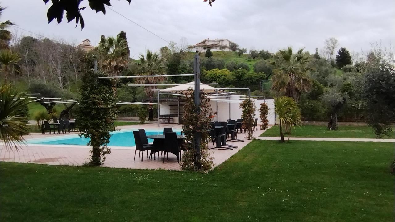 Piscina di Queen Hotel o nelle vicinanze