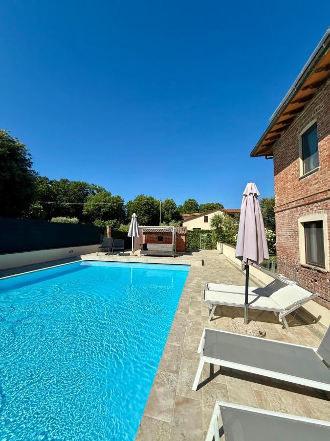 Piscina di Sul lago Appartamenti Casa Del Lago con Piscina Acqua Salata o nelle vicinanze