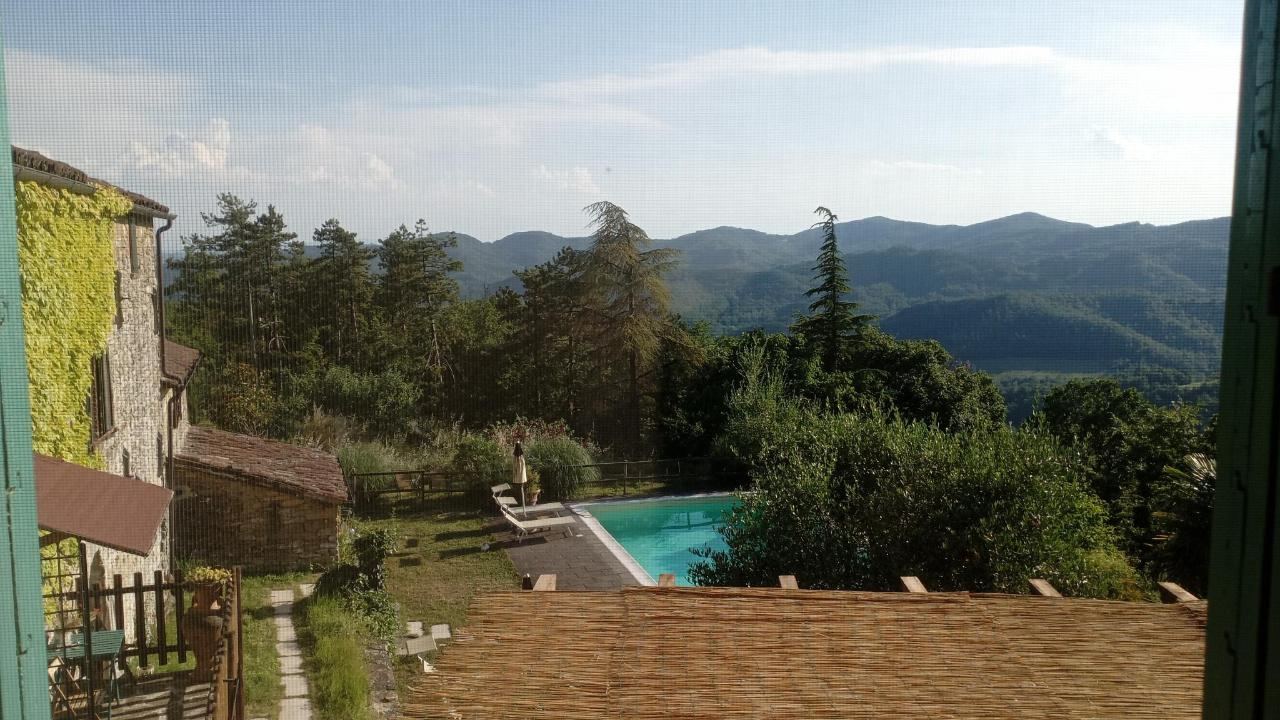 Vista generica sulle montagne o vista sulle montagne dall'interno del bed & breakfast