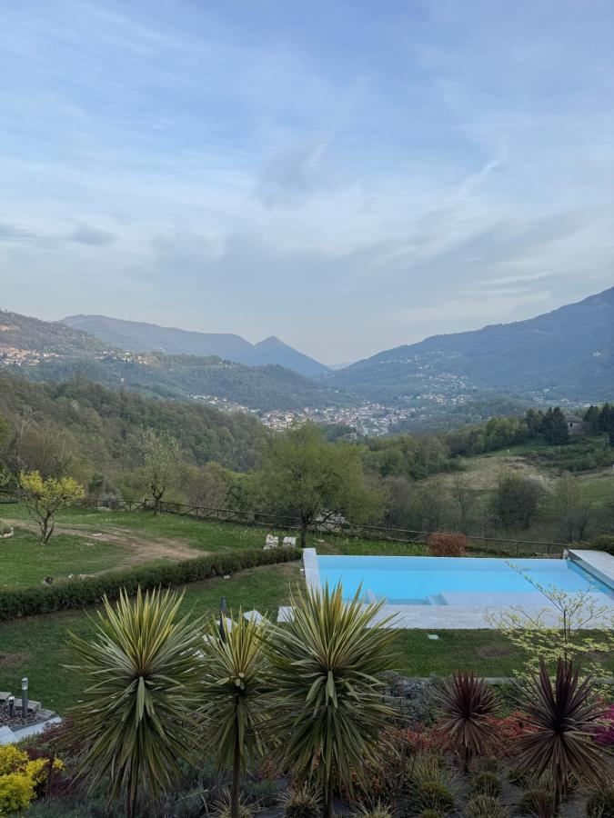 Vista generica sulle montagne o vista sulle montagne dall'interno dell'appartamento