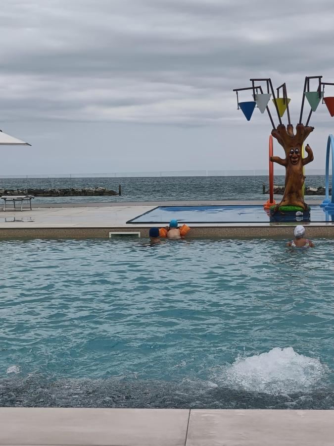 Piscina di Girasole Eco Family Village o nelle vicinanze