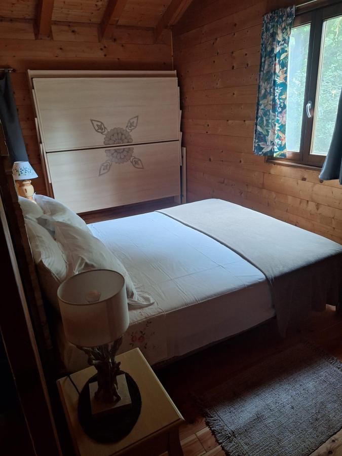 Letto o letti in una camera di Eco-Resort Parco Botanico Fiorlago