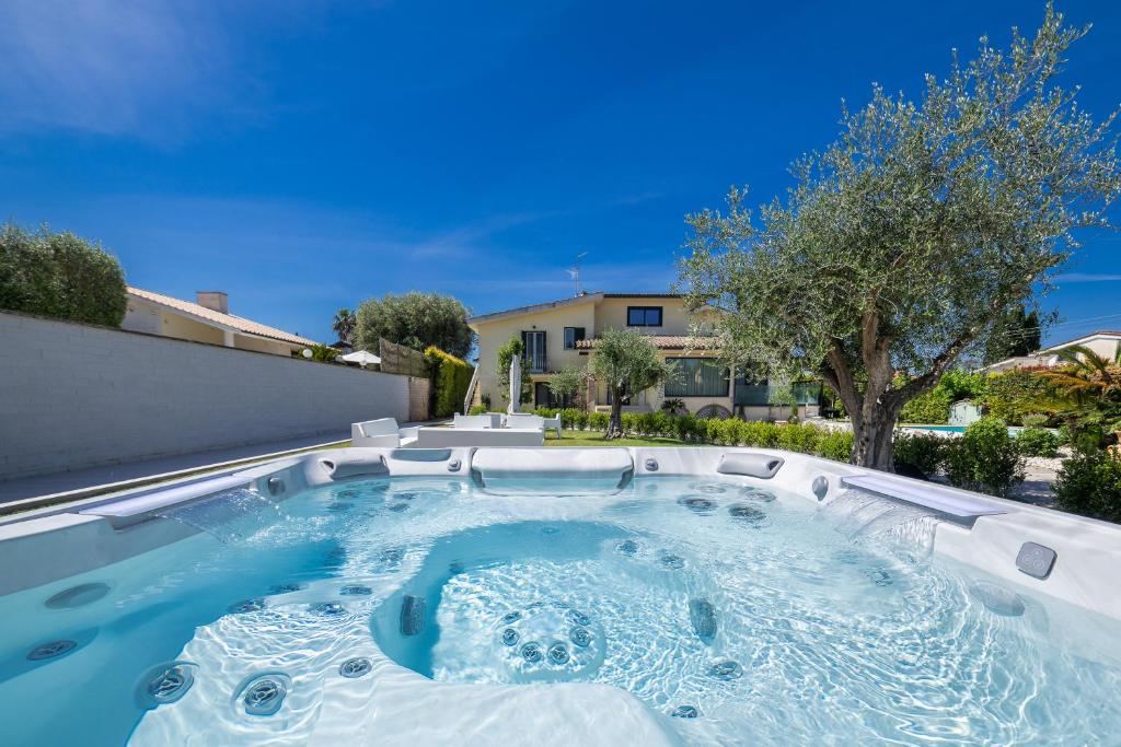 Luxury villa suite, Jacuzzi pool & garden Ostia Rome