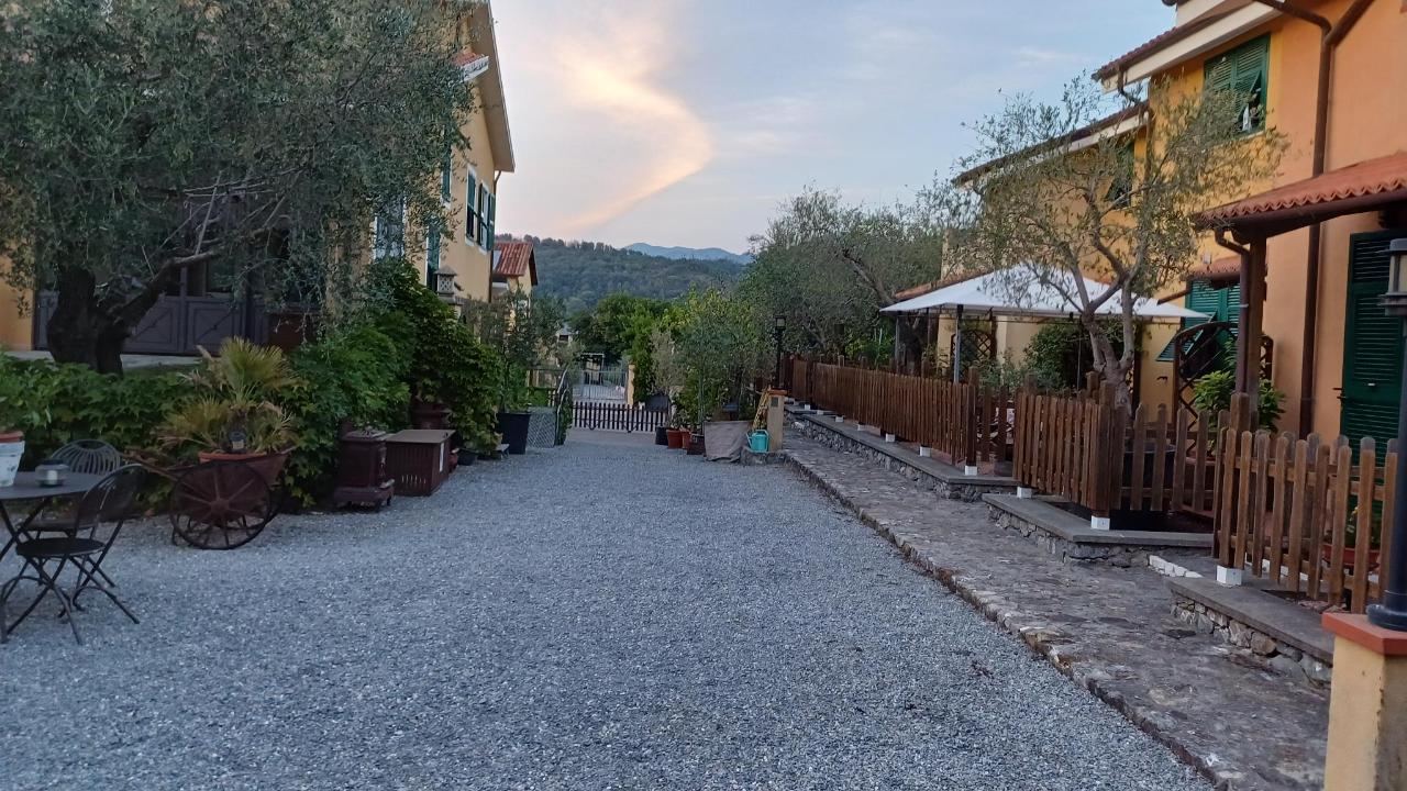 Vista generica sulle montagne o vista sulle montagne dall'interno dell'affittacamere