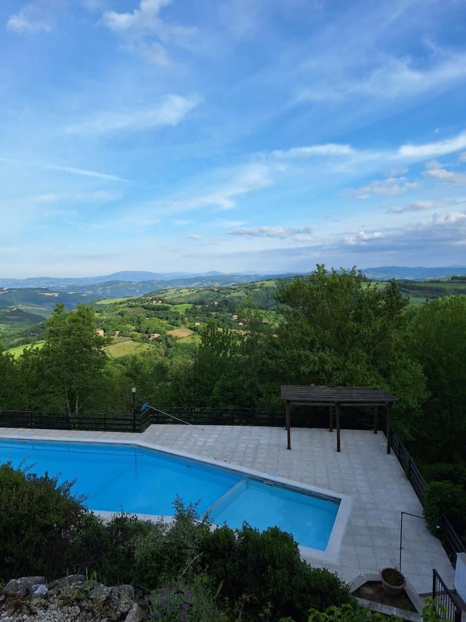 Piscina di Agriturismo Tra Le Colline o nelle vicinanze