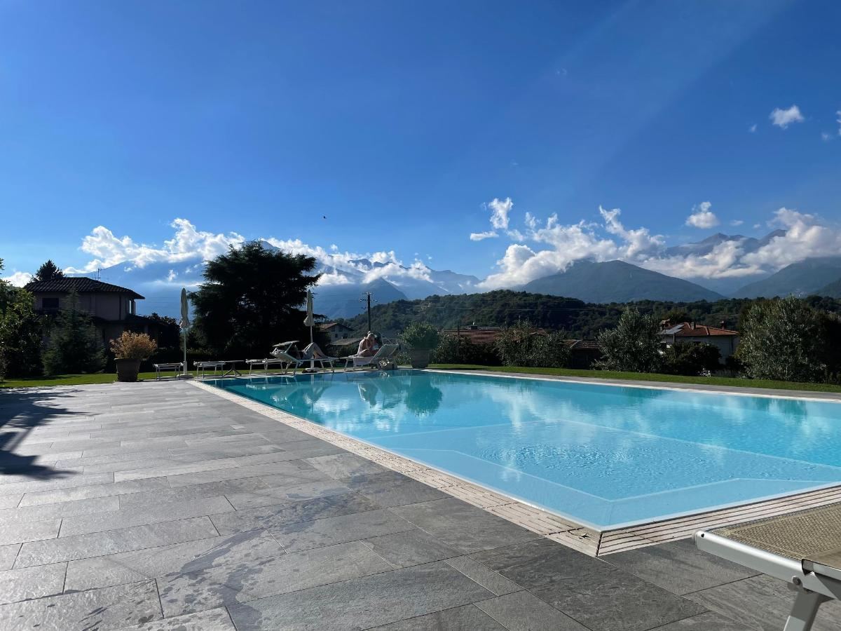 Vista generica sulle montagne o vista sulle montagne dall'interno dell'affittacamere