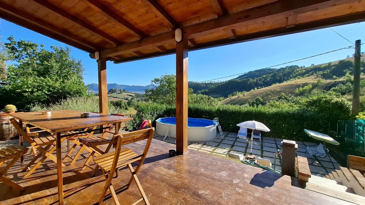 Vista generica sulle montagne o vista sulle montagne dall'interno della casa vacanze