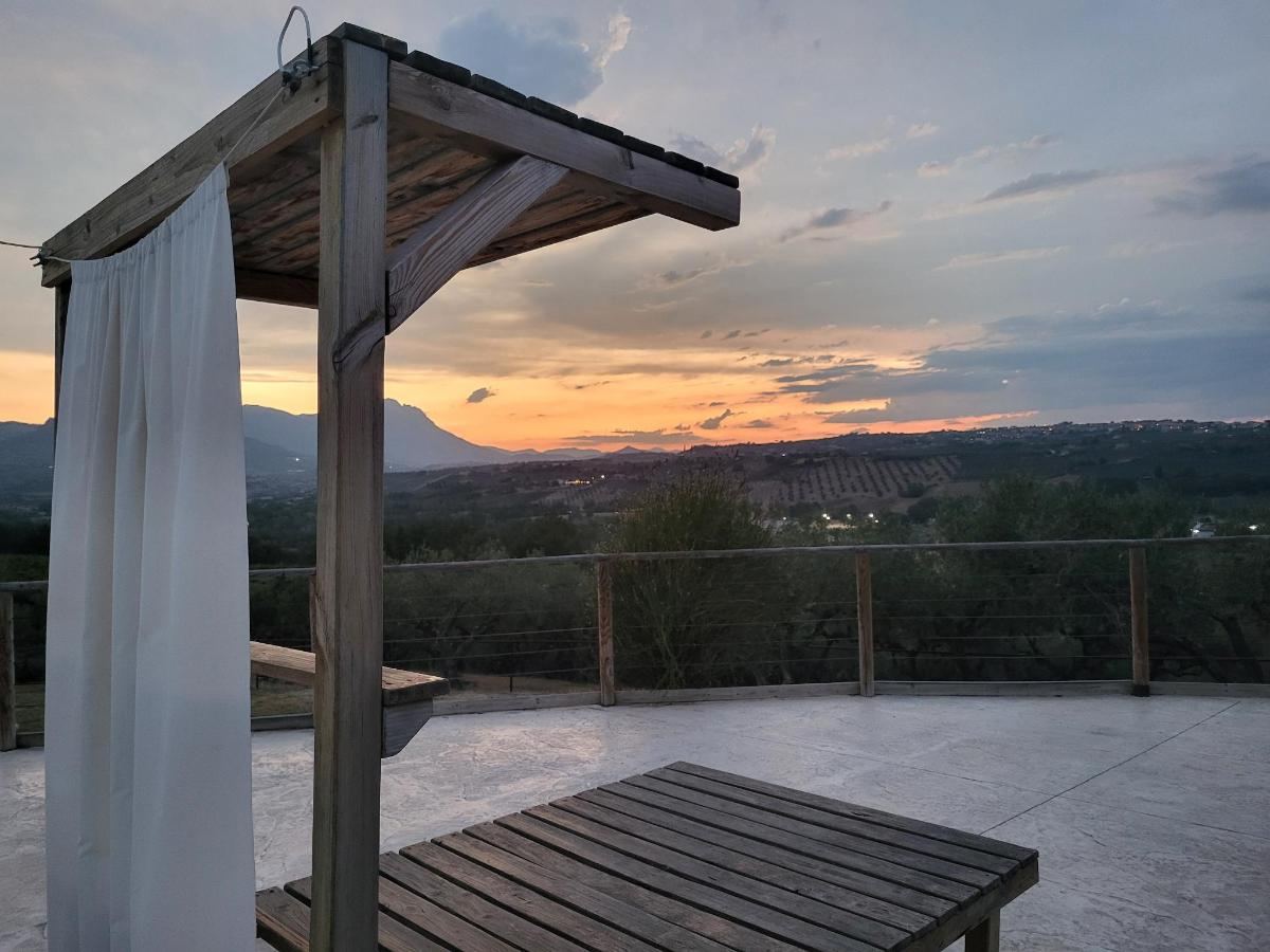 Vista generica sulle montagne o vista sulle montagne dall'interno dell'agriturismo