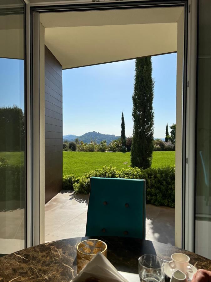Vista generica sulle montagne o vista sulle montagne dall'interno dell'hotel