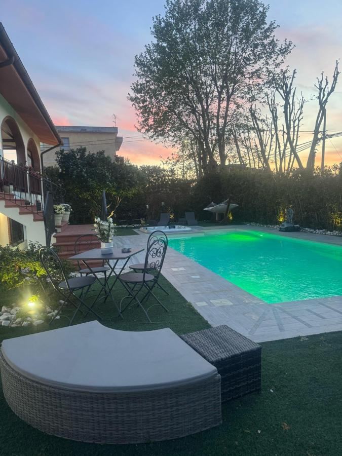 Piscina di HeySuite Villa - Luxury House Fiumicino - navetta FCO gratuita o nelle vicinanze