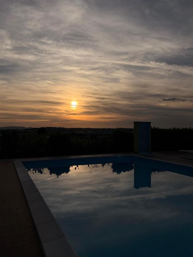 Alba o tramonto visti dall'interno dell'aparthotel o dai dintorni