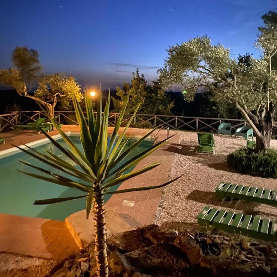 Piscina di Agriturismo Monte Valentino o nelle vicinanze