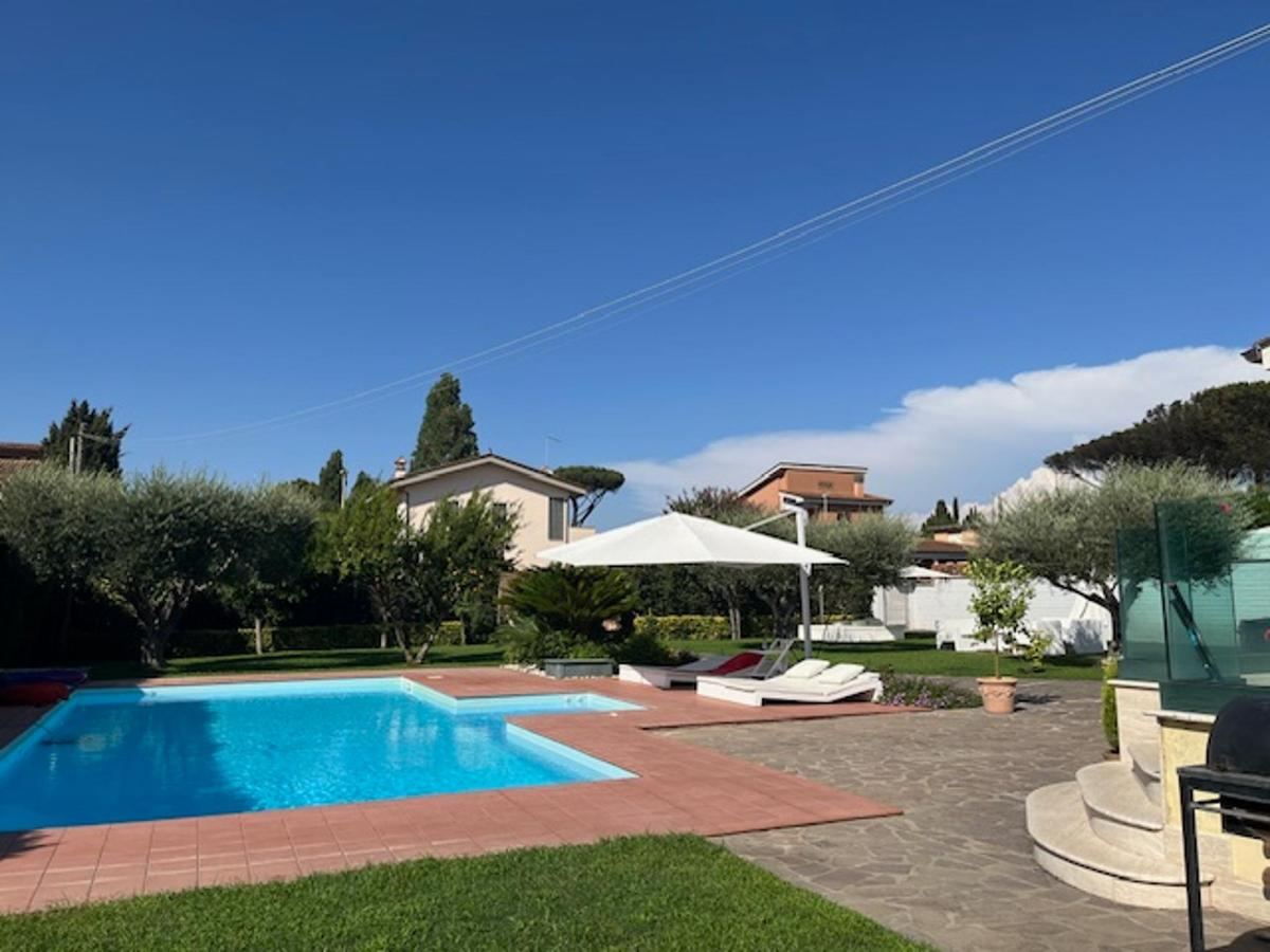 Piscina di Luxury villa suite, Jacuzzi pool & garden Ostia Rome o nelle vicinanze
