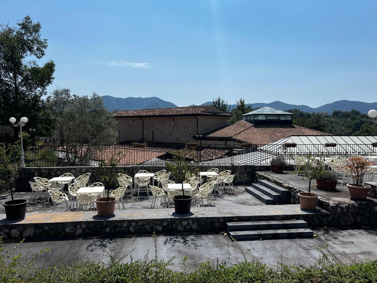 Vista generica sulle montagne o vista sulle montagne dall'interno dell'hotel