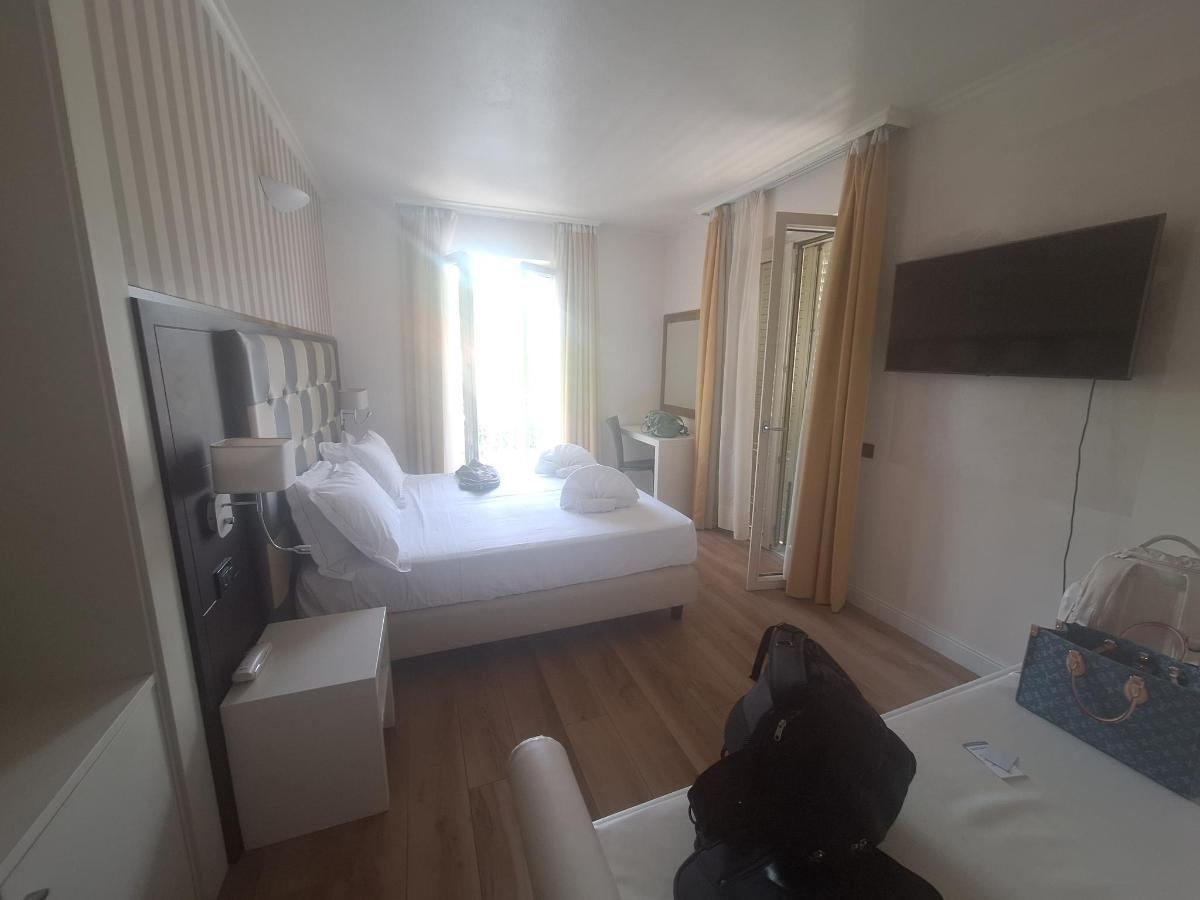 Letto o letti in una camera di JR Resort Logos Forte dei Marmi