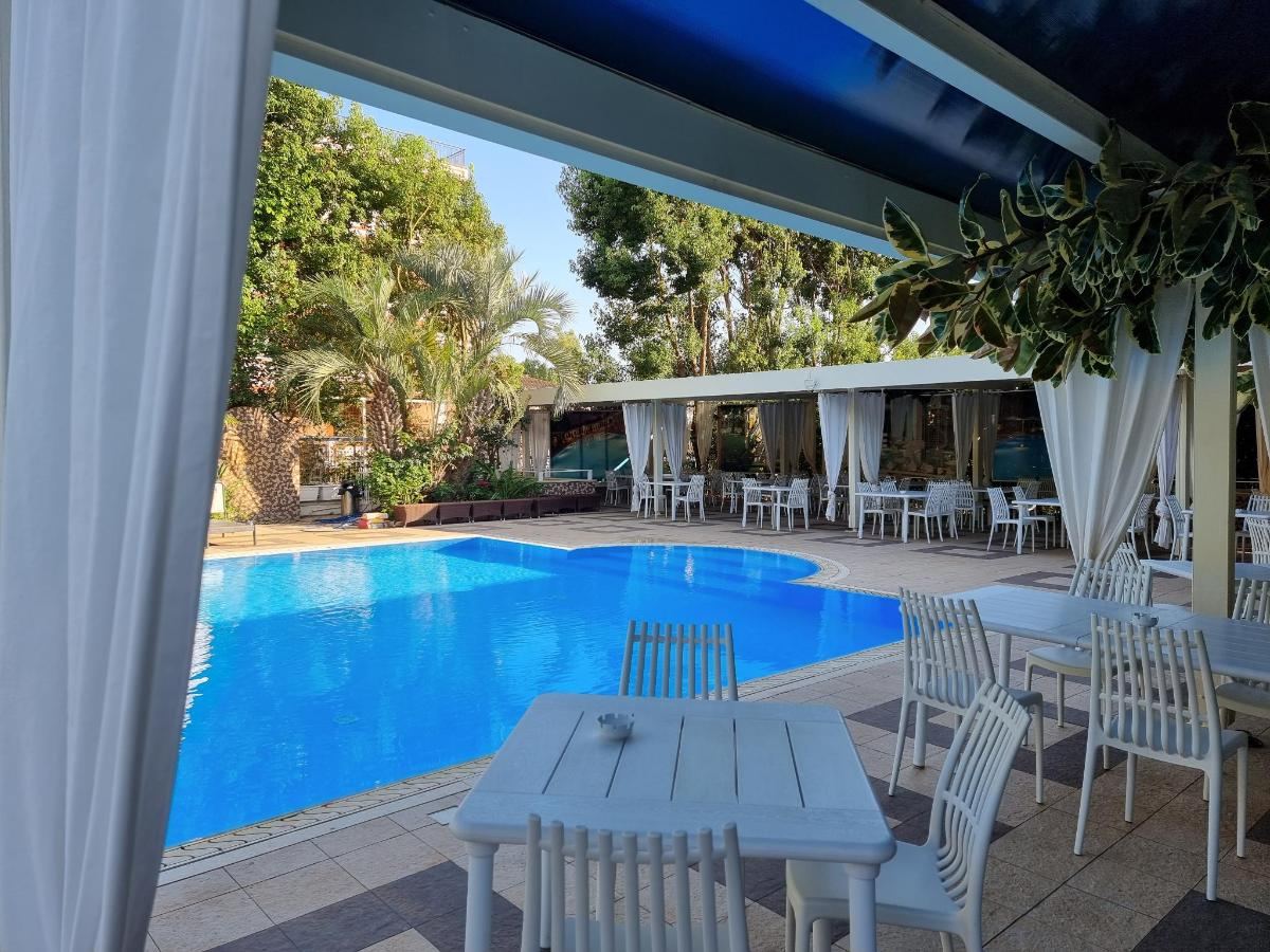 Piscina di Hotel Ares o nelle vicinanze