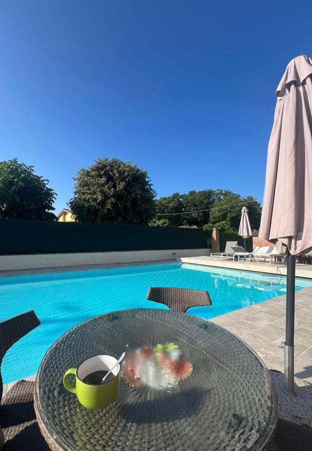 Piscina di Sul lago Appartamenti Casa Del Lago con Piscina Acqua Salata o nelle vicinanze
