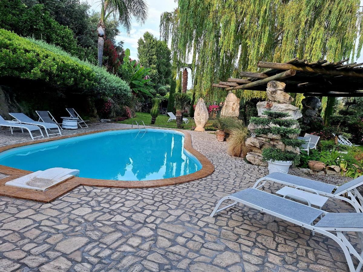 Piscina di Il Giardino dei Flintstones B&B o nelle vicinanze