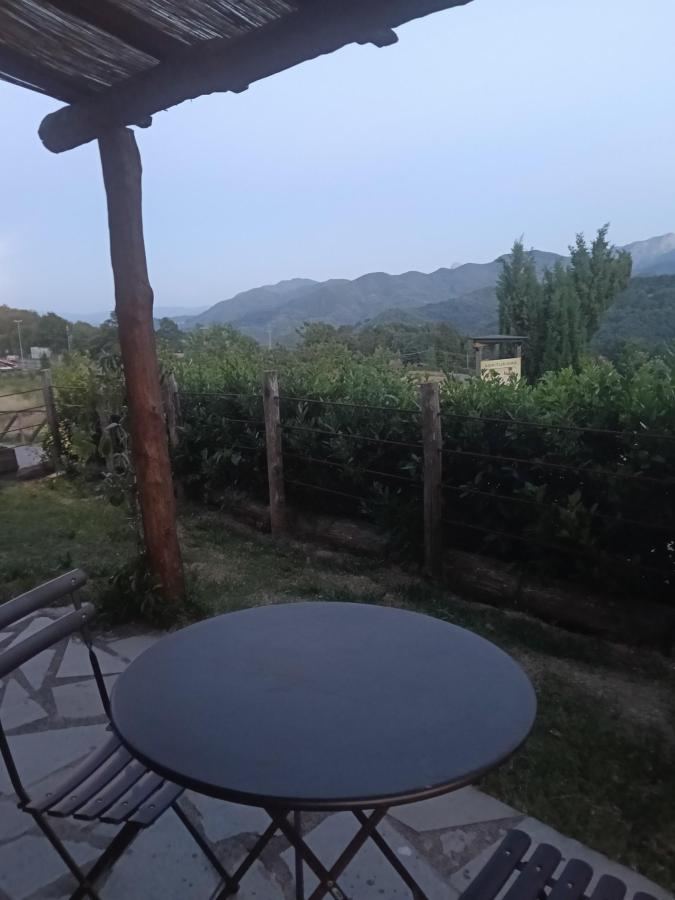 Vista generica sulle montagne o vista sulle montagne dall'interno dell'agriturismo