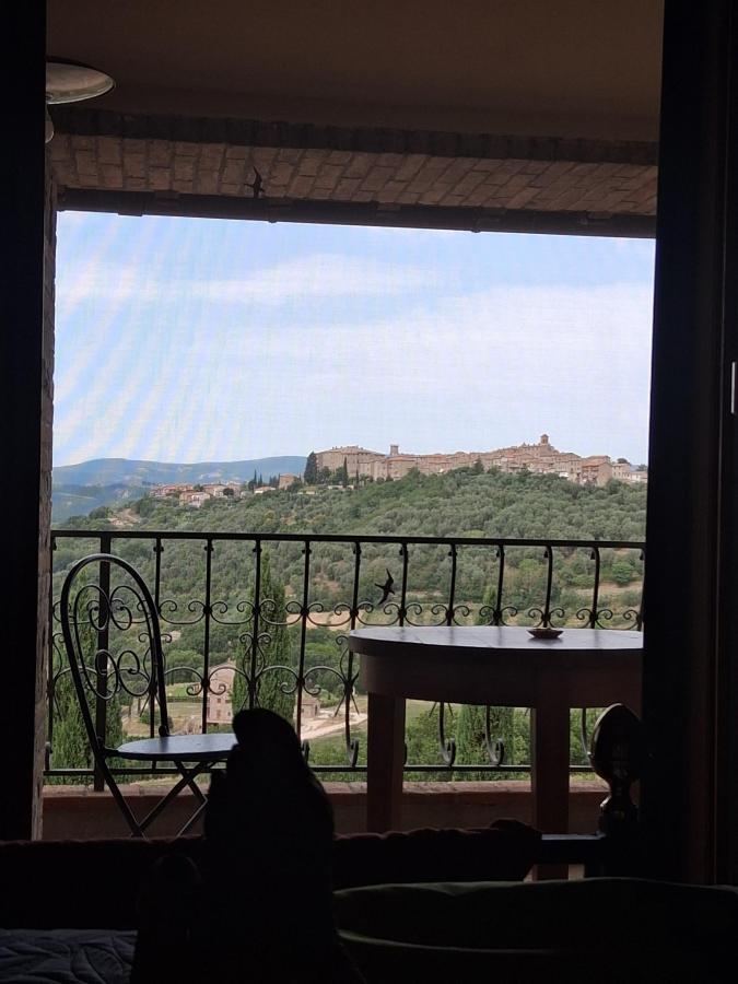 Vista generica sulle montagne o vista sulle montagne dall'interno dell'agriturismo