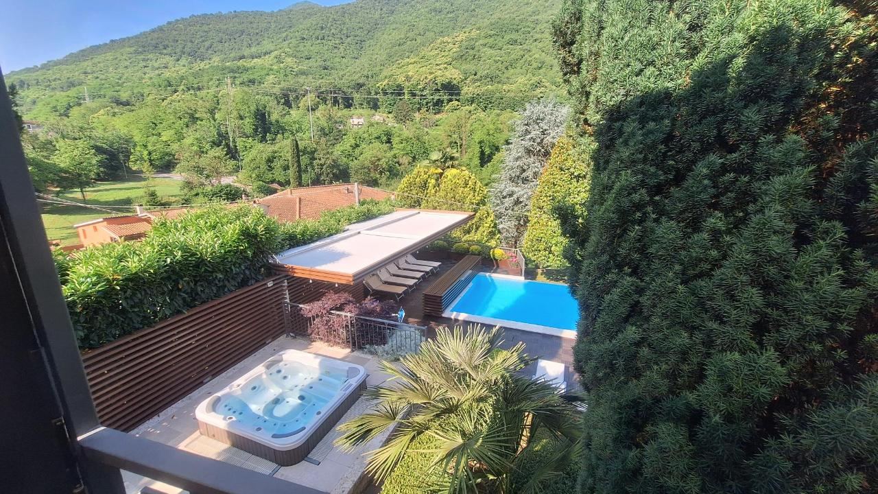 Vista generica sulle montagne o vista sulle montagne dall'interno del bed & breakfast