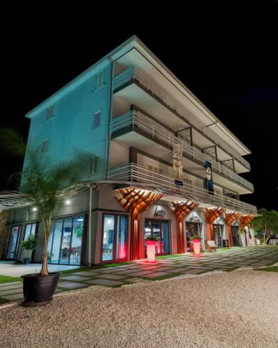 Lux Home & Garden