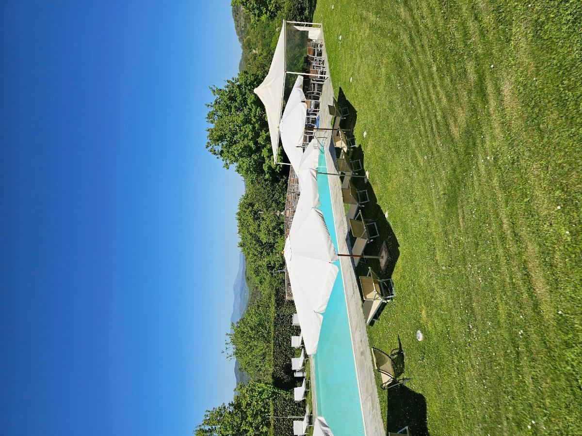 Piscina di Life Hotels Abbazia San Faustino Resort o nelle vicinanze