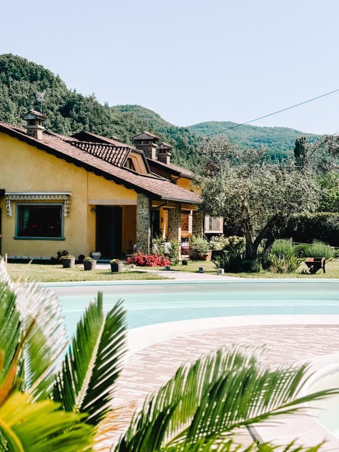Vista generica sulle montagne o vista sulle montagne dall'interno del bed & breakfast