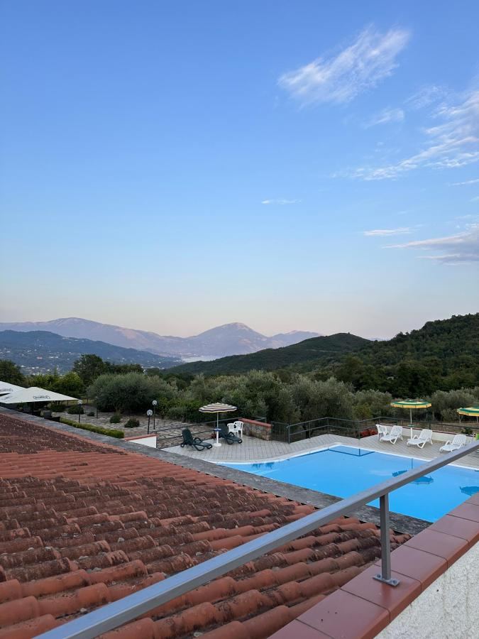 Vista generica sulle montagne o vista sulle montagne dall'interno of country house