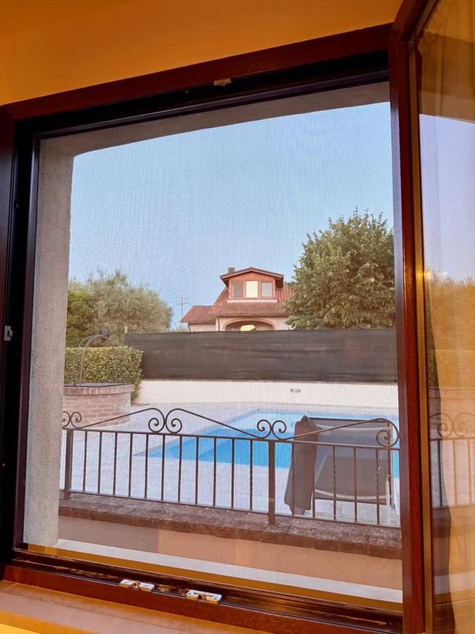 Piscina di Sul lago Appartamenti Casa Del Lago con Piscina Acqua Salata o nelle vicinanze