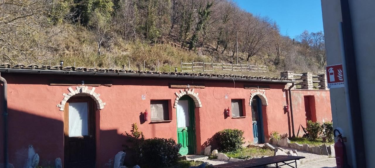 Vista generica sulle montagne o vista sulle montagne dall'interno dell'agriturismo